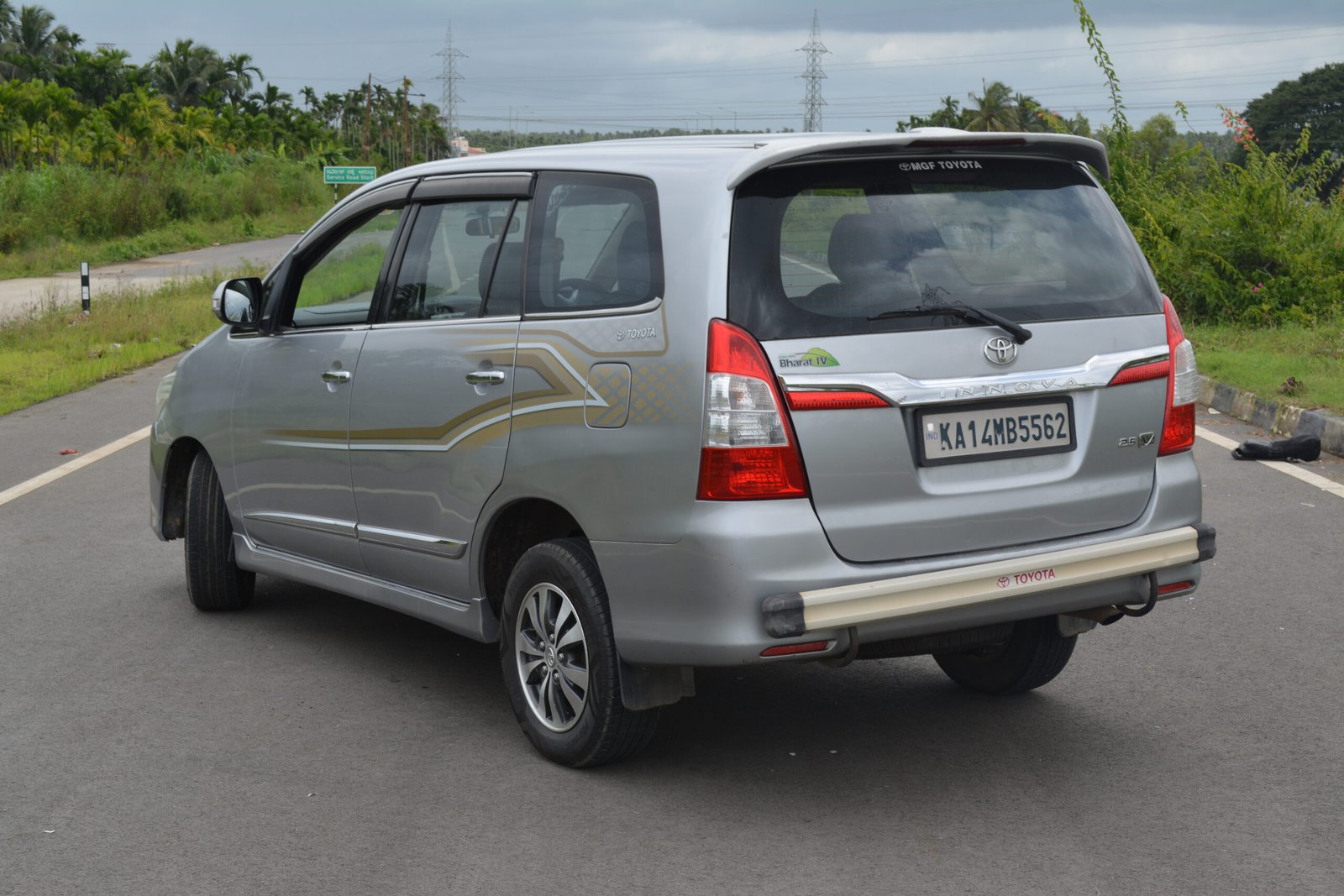 TOYOTA INNOVA 2.5 V - 2015 Model - Image 9