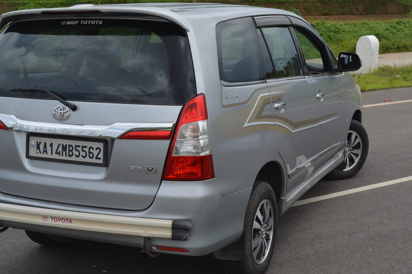 TOYOTA INNOVA 2.5 V - 2015 Model - Image 8