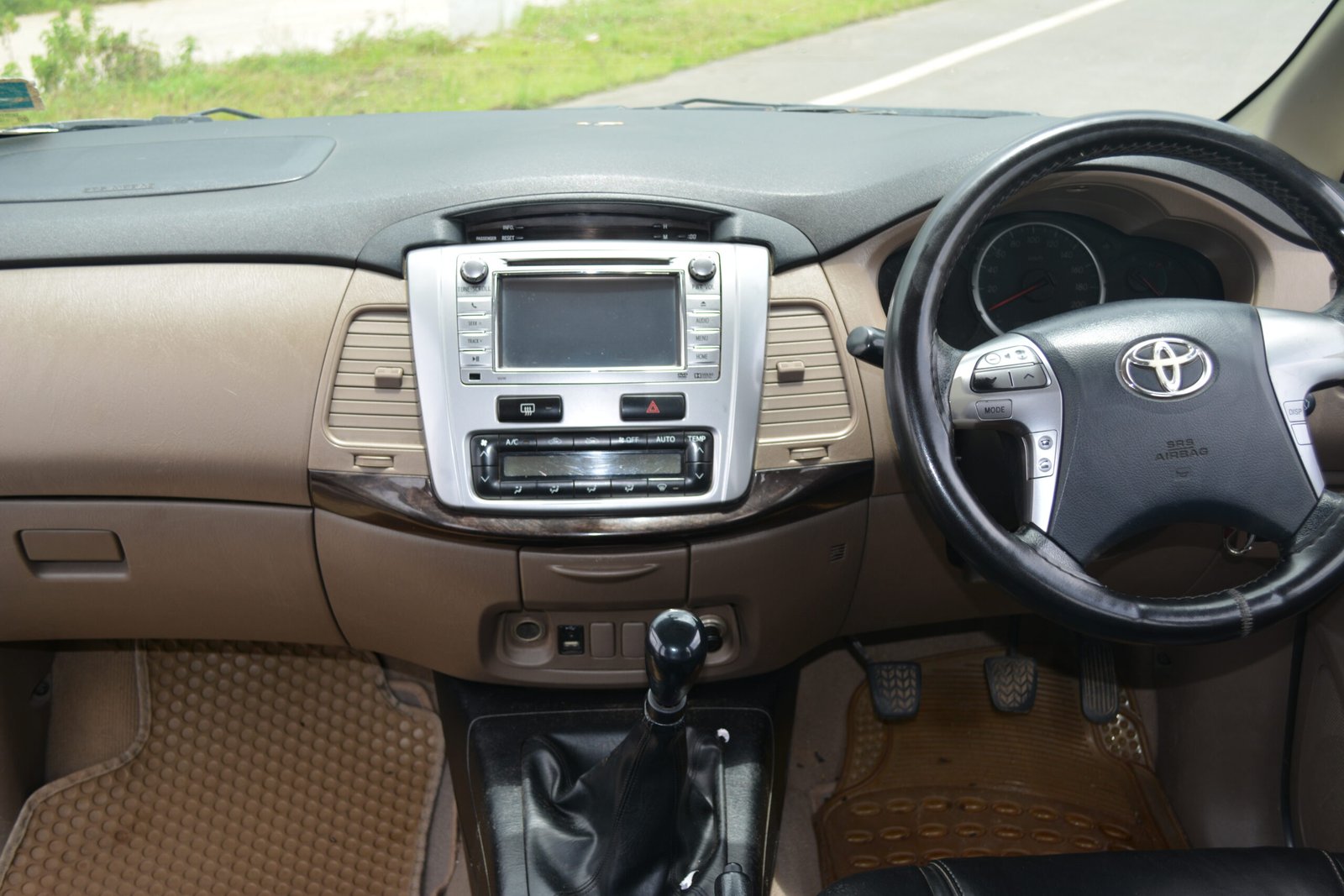 TOYOTA INNOVA 2.5 V - 2015 Model - Image 7