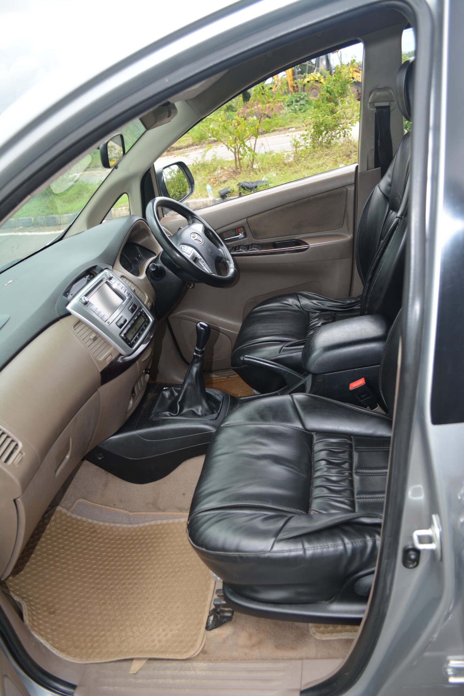 TOYOTA INNOVA 2.5 V - 2015 Model - Image 4